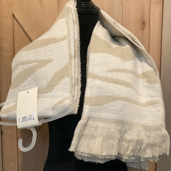 Blanket Scarf Cream and Tan Animal Print NWT Neutral A New Day - Picture 4 of 10